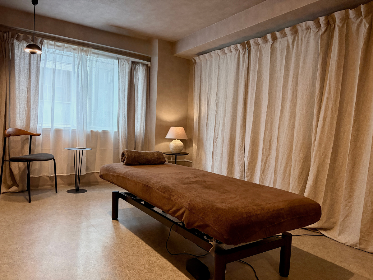 A calm ryokuwa treatment room with soft natural light